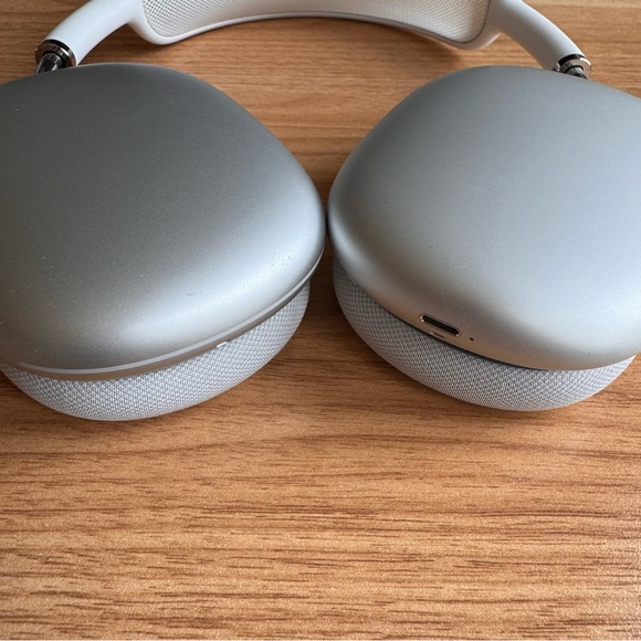 Apple AirPods Max White over ear headphones (2024 USB-C) - Silver - NEVER USED - Picture 5 of 8